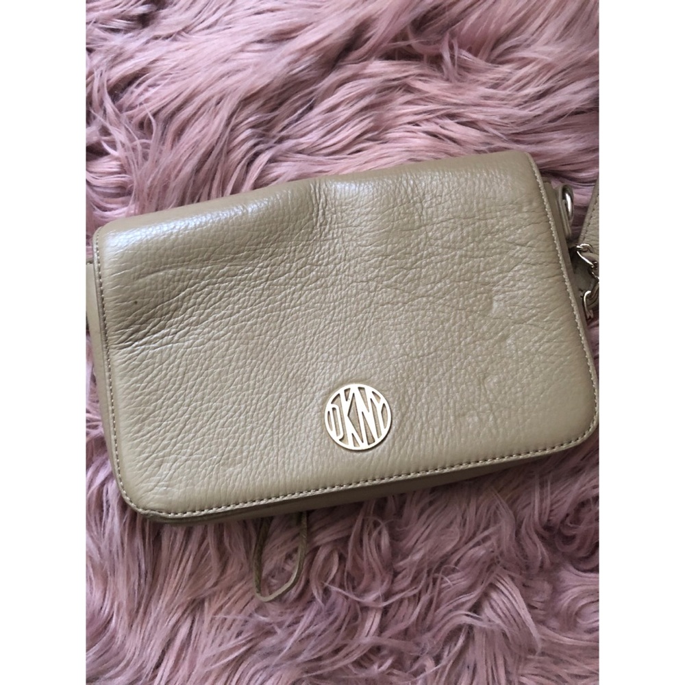 DKNY Small tan shoulder bag ✨